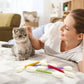 😺UTTRÅKAD KATT? LÖS PROBLEMET SNABBT!😺 Interaktivt leksakspinne – högkvalitativ kattmynta, slitstark filt, tandvård – sparkar, jagar och kastar sig över den! 🐾